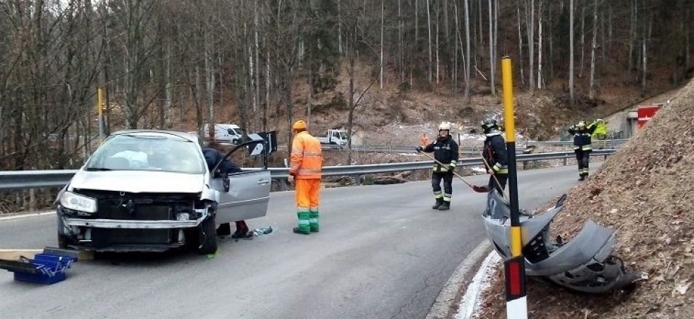 Perde il controllo dell'auto e si cappotta, una donna trasportata in ospedale